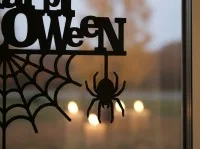 Happy Halloween Wandbild – Schriftzug mit Spinne und Spinnennetz – Birken-Sperrholz