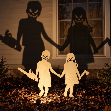 Couple effrayant Halloween pour jardin – garçon à la tronçonneuse & fille à la hache