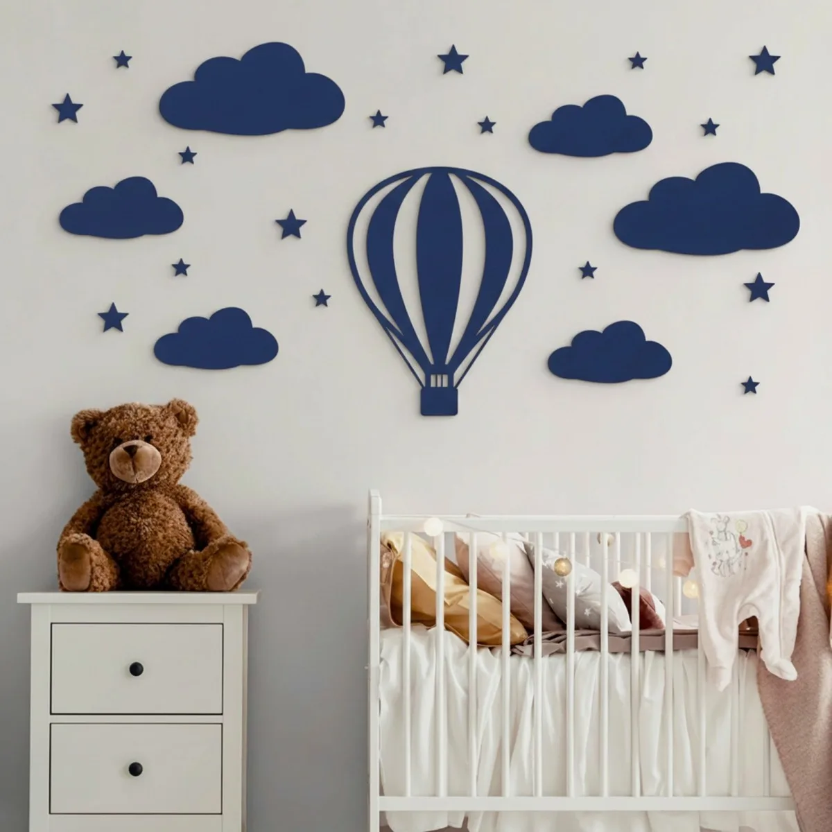 Déco murale montgolfière avec nuages et étoiles – contreplaqué de bouleau, chambre d’enfant
