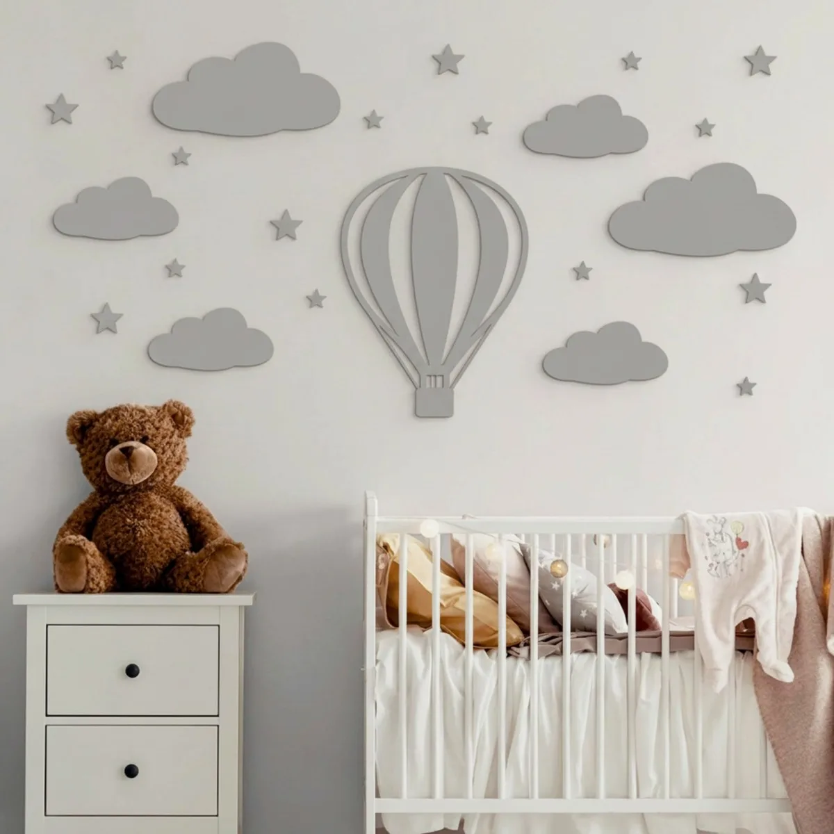Déco murale montgolfière avec nuages et étoiles – contreplaqué de bouleau, chambre d’enfant