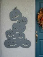 Déco murale Halloween pile de citrouilles – six citrouilles sculptées 60 cm