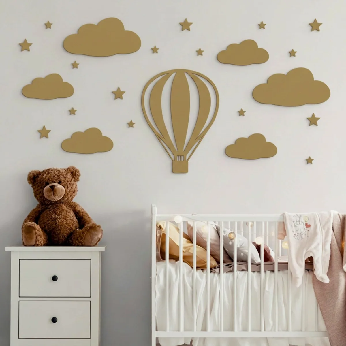 Déco murale montgolfière avec nuages et étoiles – contreplaqué de bouleau, chambre d’enfant