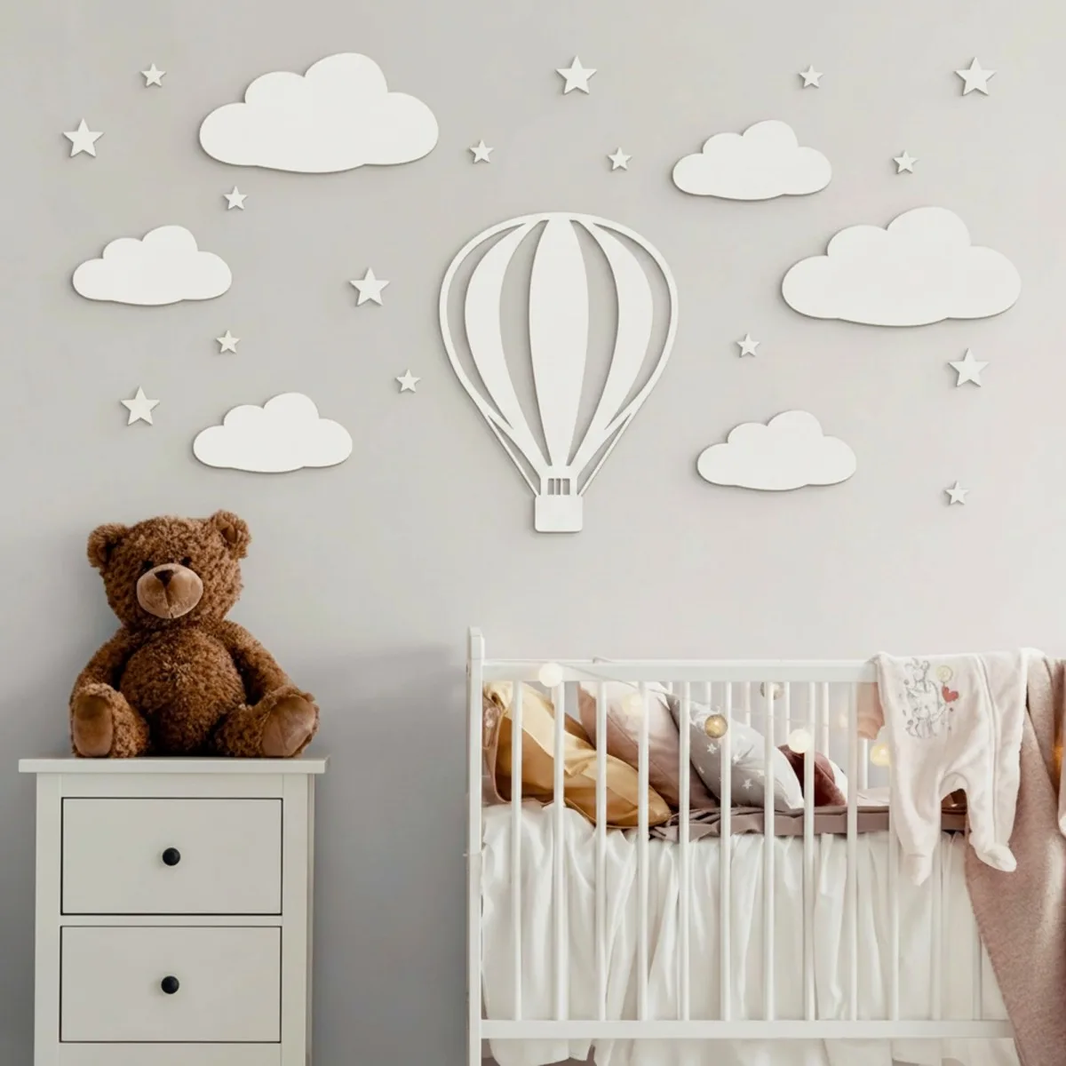 Déco murale montgolfière avec nuages et étoiles – contreplaqué de bouleau, chambre d’enfant