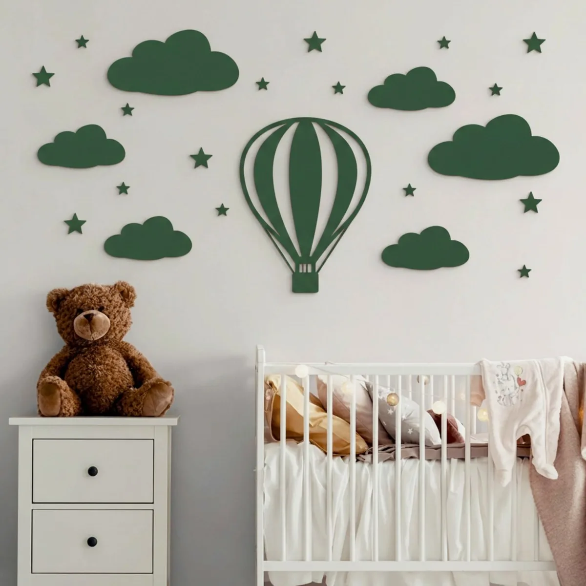 Déco murale montgolfière avec nuages et étoiles – contreplaqué de bouleau, chambre d’enfant