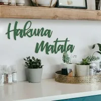 Wandletters „Hakuna Matata“ – berken multiplex (2-delig)