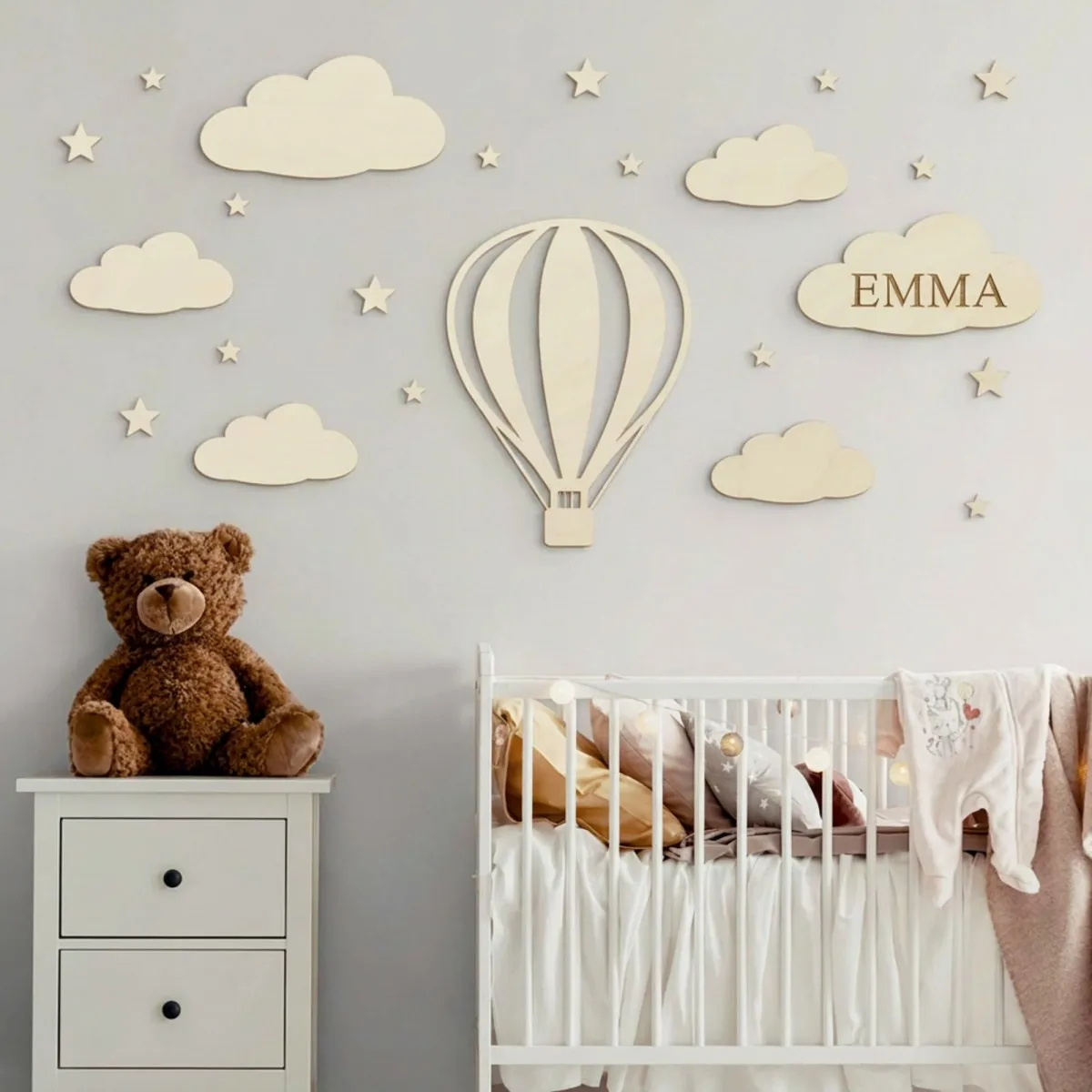 Déco murale montgolfière avec nuages et étoiles – contreplaqué de bouleau, chambre d’enfant
