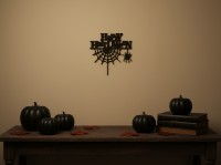 Happy Halloween Wandbild – Schriftzug mit Spinne und Spinnennetz – Birken-Sperrholz