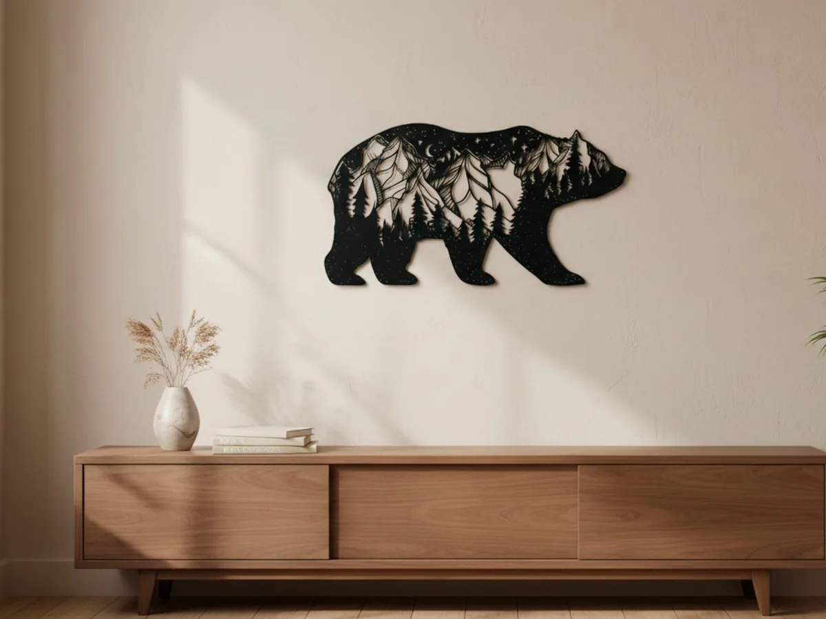 Holz-Bär Wanddekoration mit Bergpanorama bei Nacht