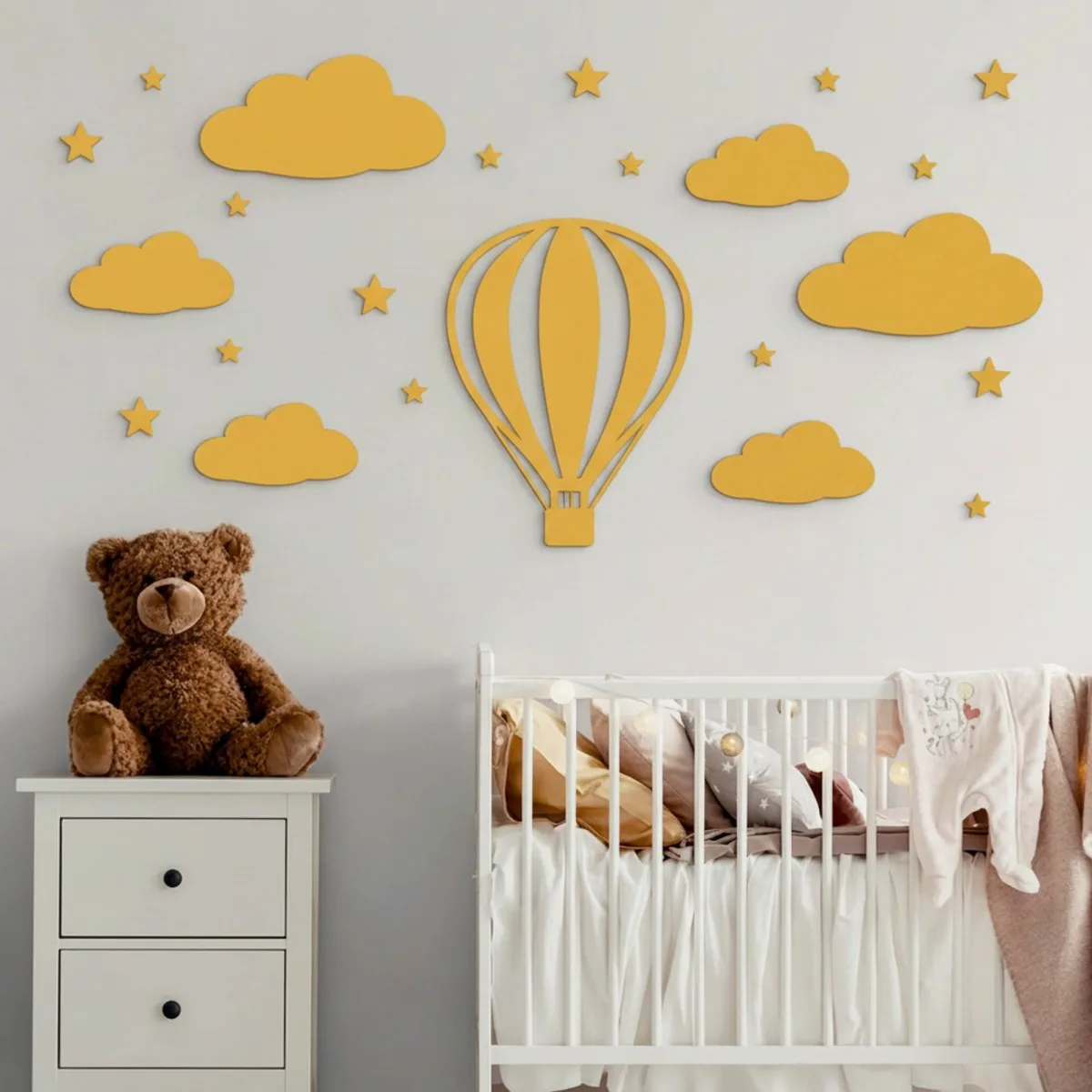 Déco murale montgolfière avec nuages et étoiles – contreplaqué de bouleau, chambre d’enfant