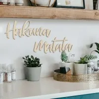 Wandletters „Hakuna Matata“ – berken multiplex (2-delig)