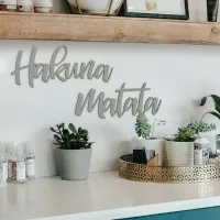 Wandletters „Hakuna Matata“ – berken multiplex (2-delig)